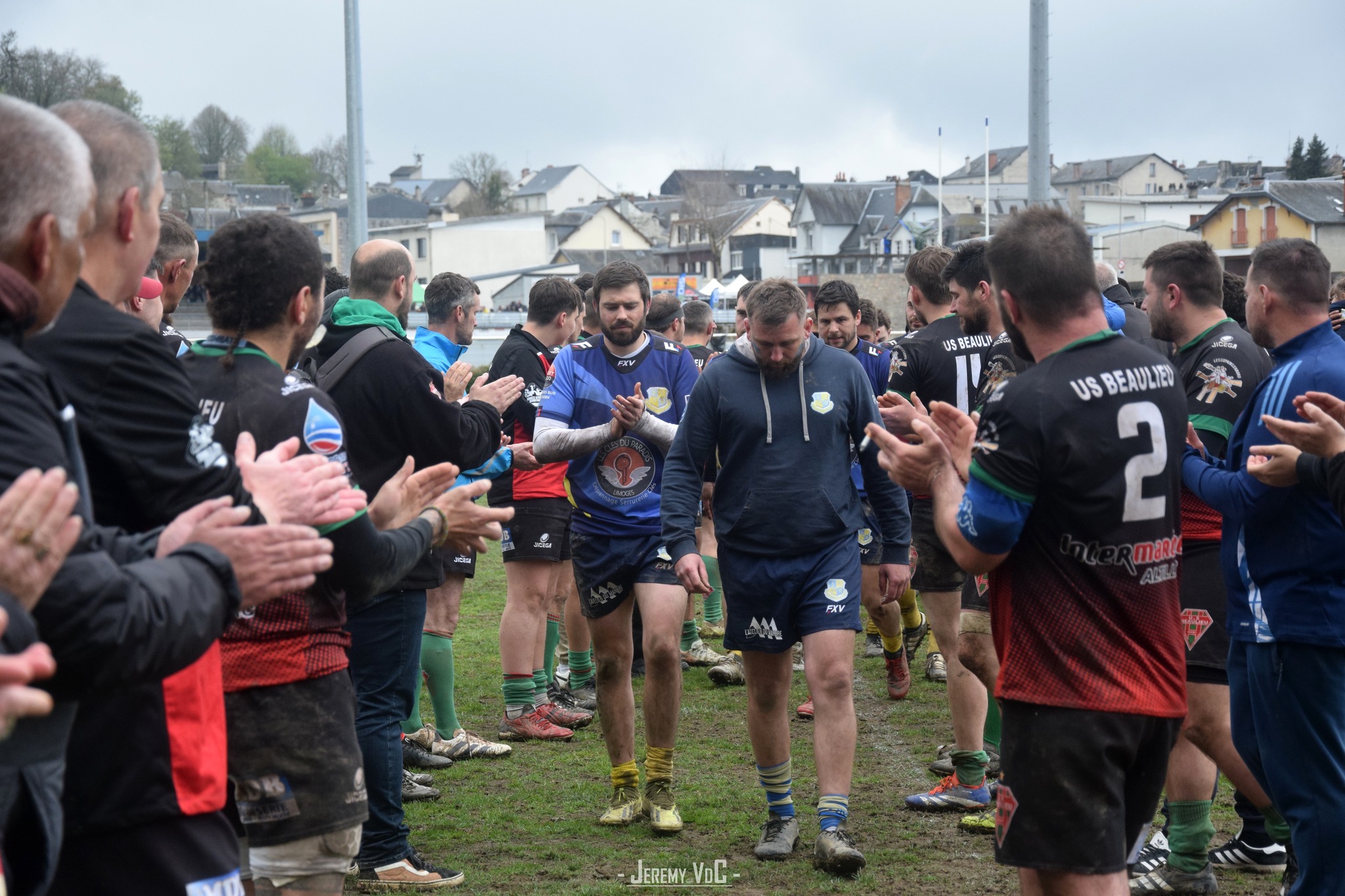 Les bases du rugby amateur avec sa haie d'honneur, pour vaincus et pour vainqueurs