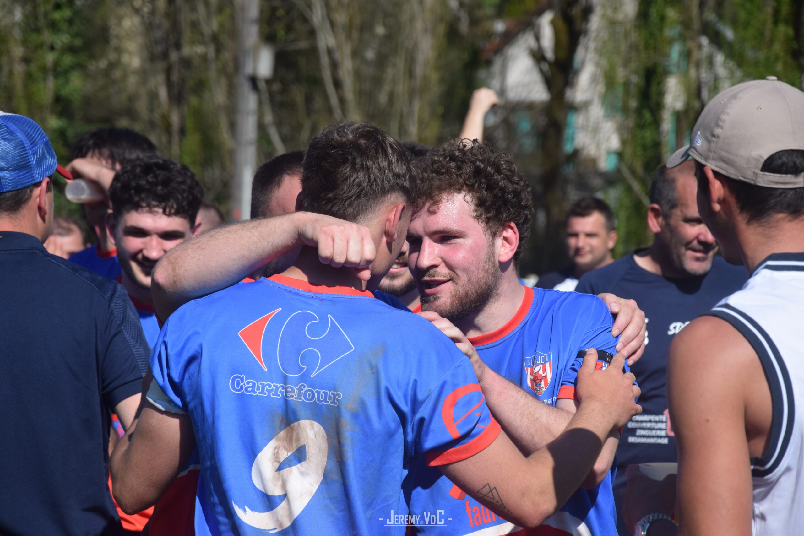 Beaucoup de joie chez les Rouge et Bleu après la rencontre (crédit photo Jeremy VdC)