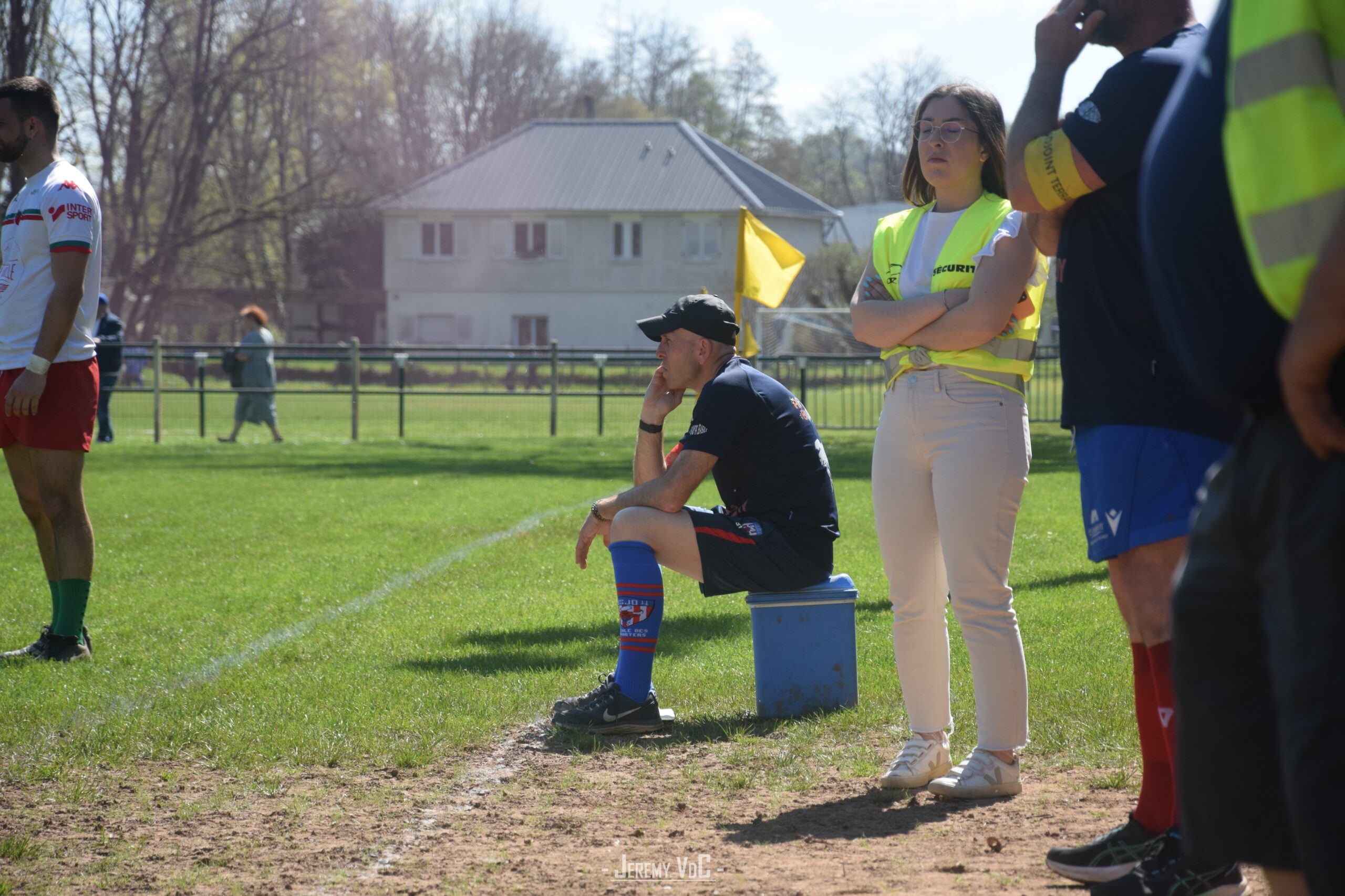 Un coach crispé lors du match, mais satisfait malgré les petites erreurs des siens (crédit photo Jeremy VdC)