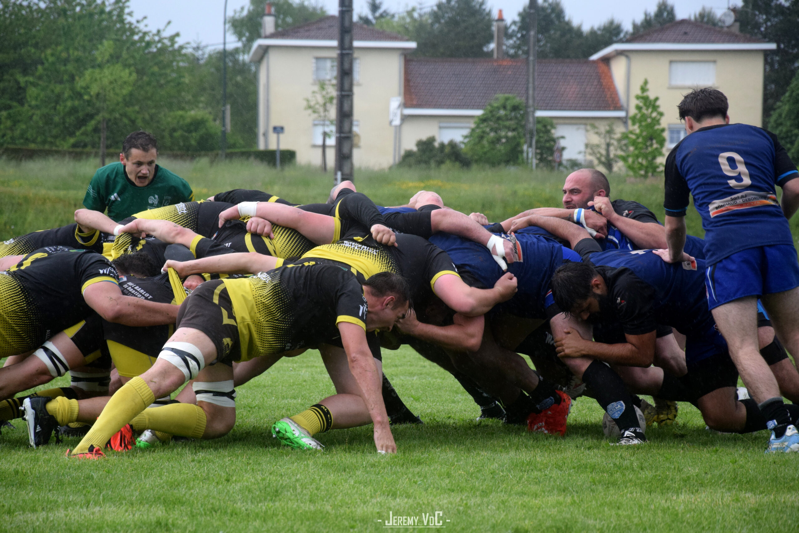Les mêlées, un lancement de jeu réalisé un nombre important de fois à cause des en-avants (crédit photo Jeremy VdC)