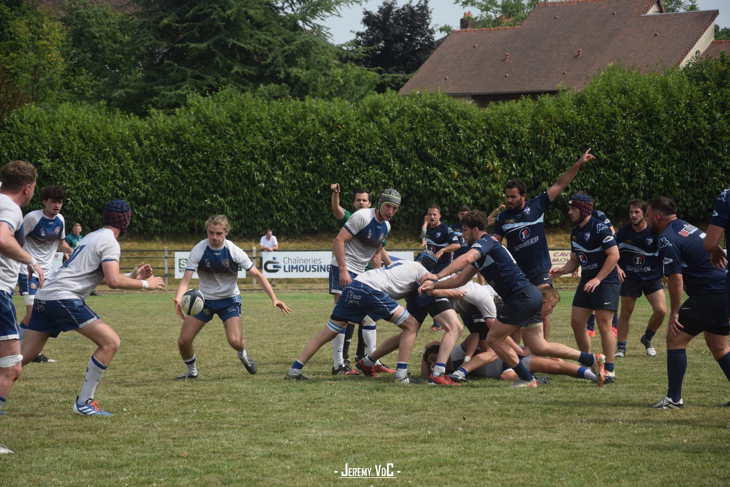 Le demi de mêlée du XO a armé son dégagement, que l'ouvreur de la Vallée s'apprête à contrer pour aller à l'essai (crédit photo Jeremy VdC - RugyAmateur.fr)