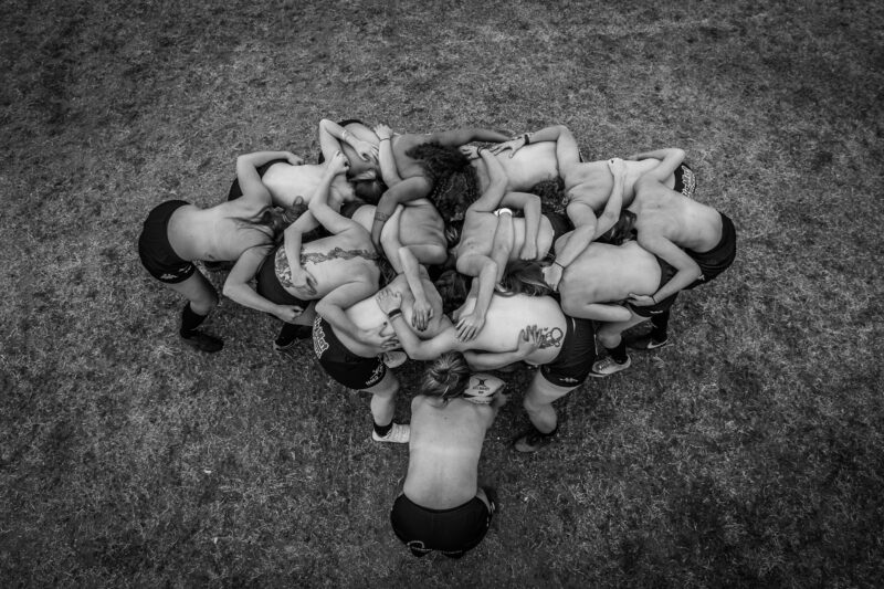 Journée mondiale Topless : au sein de la mêlée, quand le rugby tombe le haut