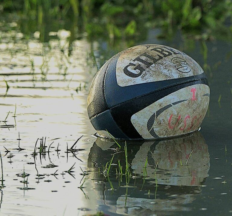 ale temps sur le rugby amateur, au... propre comme au figuré. Car si le froid, la pluie voire la neige s'invitent logiquement et régulièrement chaque hiver, ces dernières semaines, et plus encore ces derniers jours avec la tempête Nils qui traverse le sud de la France, sont malgré tout particulièrement humides. Conséquence logique, des terrains gorgés d'eau, protégés et interdits d'accès par les mairies, qui ouvrent le... parapluie ! Autant dire que dans un calendrier compacté entre la fin septembre et début mars, le rugby régional et fédéral, en plus d'être confronté à des disponibilités de terrains, cherche aussi des dates disponibles de repli, rapidement utilisées. Et un gros nuage gris au dessus de la tête, appelé péréquation...