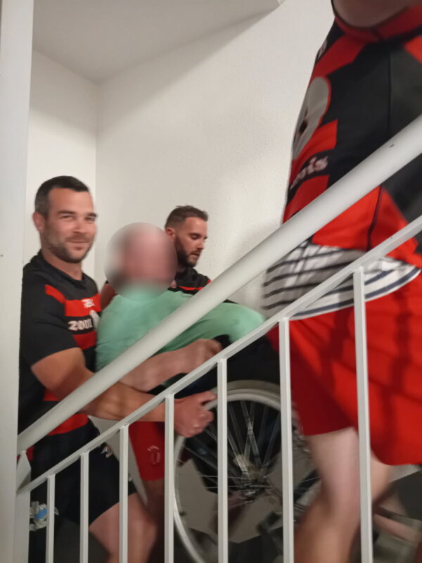 les joueurs du rc pays de maiche au secours des residents de l ehpad photo damien tirole 1780416638 - ehpad, insolite, rugbymen, au secours, rugby club maîchois