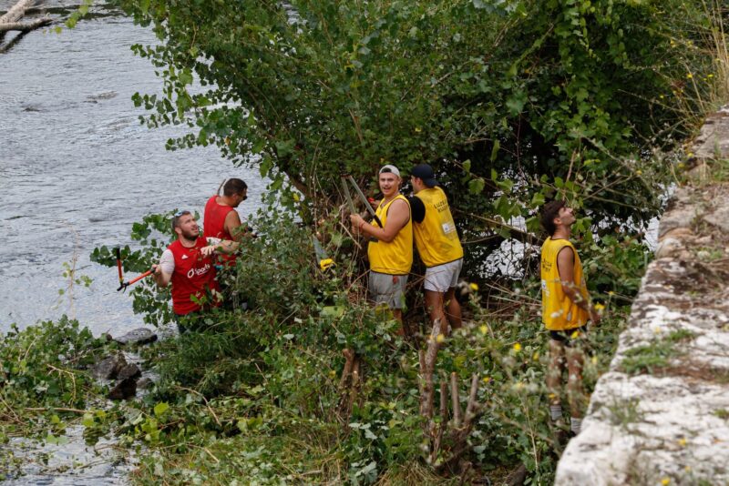 Stage de cohésion : l'US Luzech se jette à l'eau pour une double bonne action, sportive et citoyenne