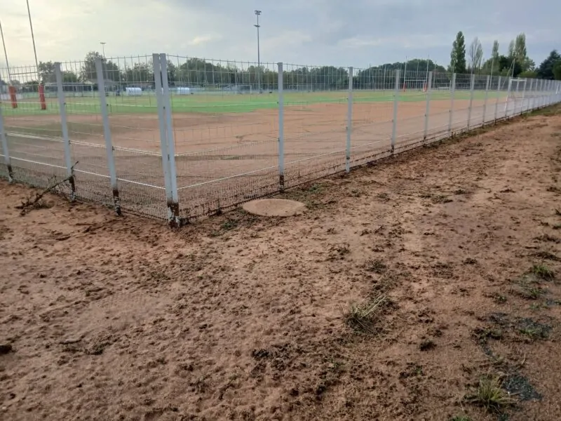 Terrains impraticables : à Parempuyre (33), le synthétique n'est pas épargné par les intempéries